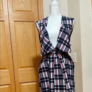 Sleeveless trench coat with pockets!